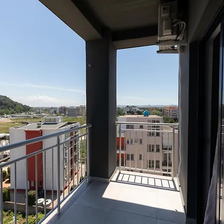 Hotel Resilient Golem (Tirana)