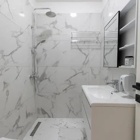 Hotel Resilient Golem (Tirana)