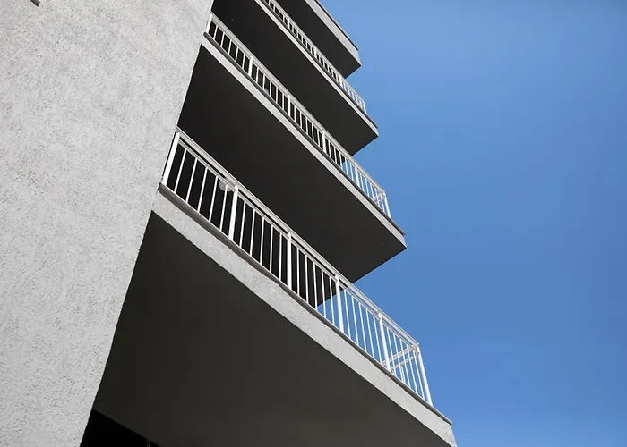 Hotel Resilient Golem (Tirana)